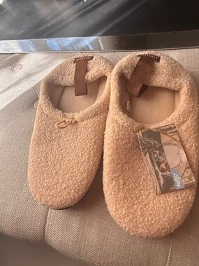 Lazy ShopCozy Sherpa Slip-On Slippers in Beige size 9 NWT